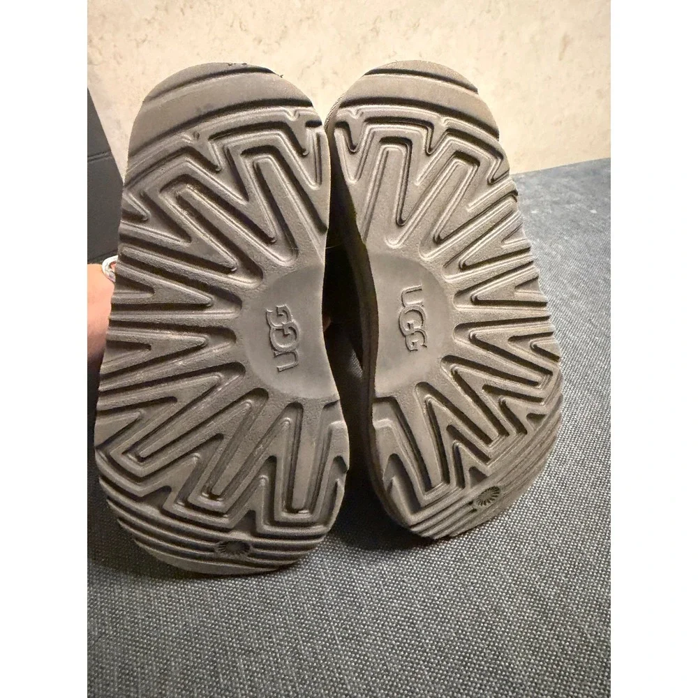 UGG‎ Kids Classic Short II Grey Sheepskin Suede Boots Size 10 Toddler 1017703T